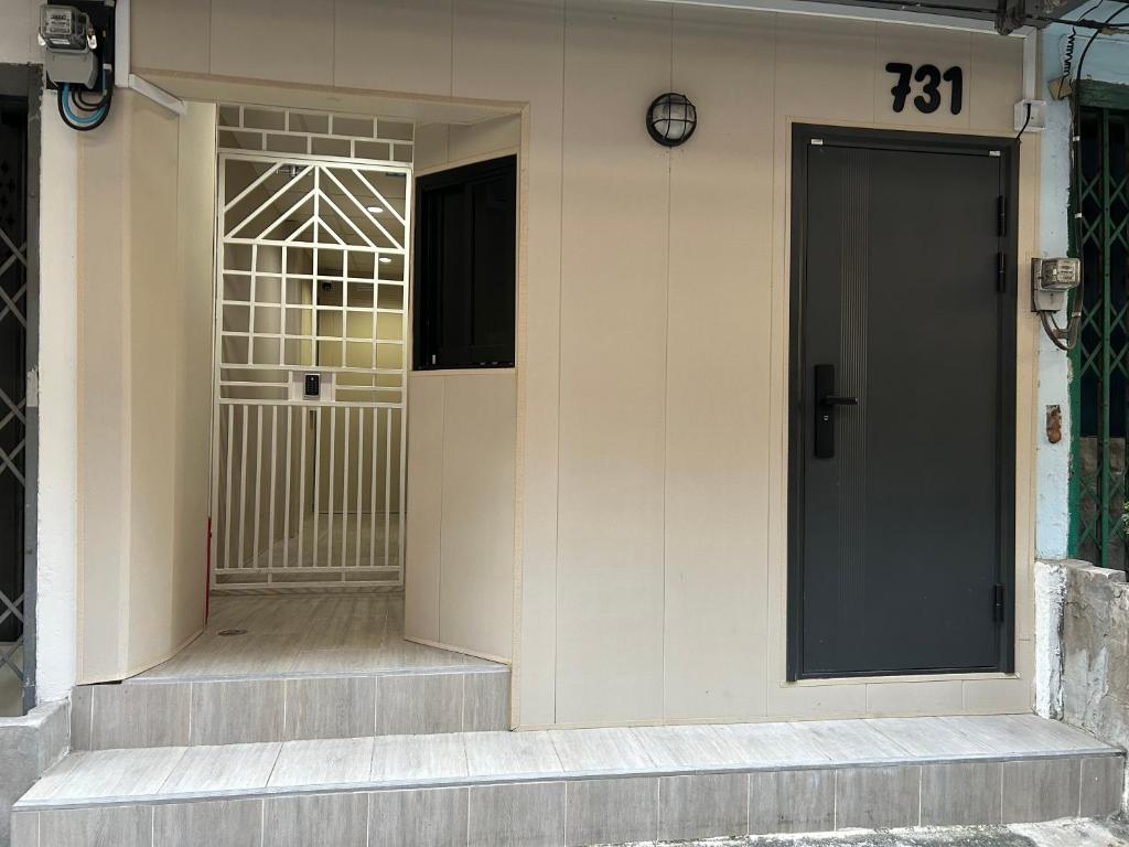 een voordeur van een gebouw met het nummer bij 731 Hostel Victory Monument in Sathani Sam Sen