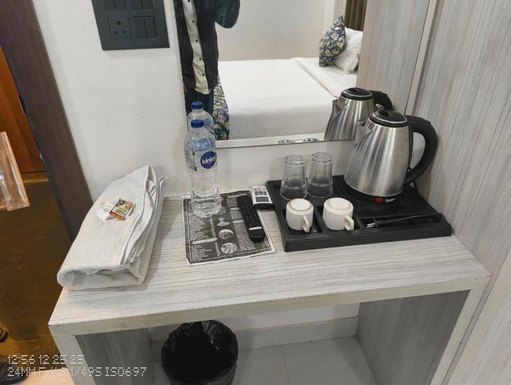 een tafel in een kamer met een aanrecht met een koffiezetapparaat bij Hotel La Serene in Agra