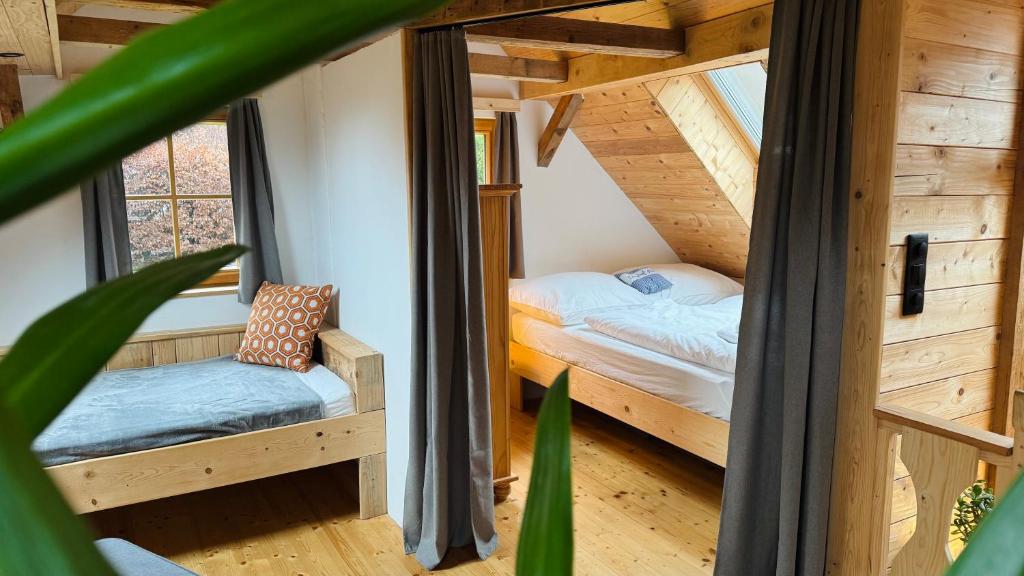 een kamer met een stapelbed in een houten huis bij Rodlhaus GruBÄR - Rodltal-Huetten in Maierleiten