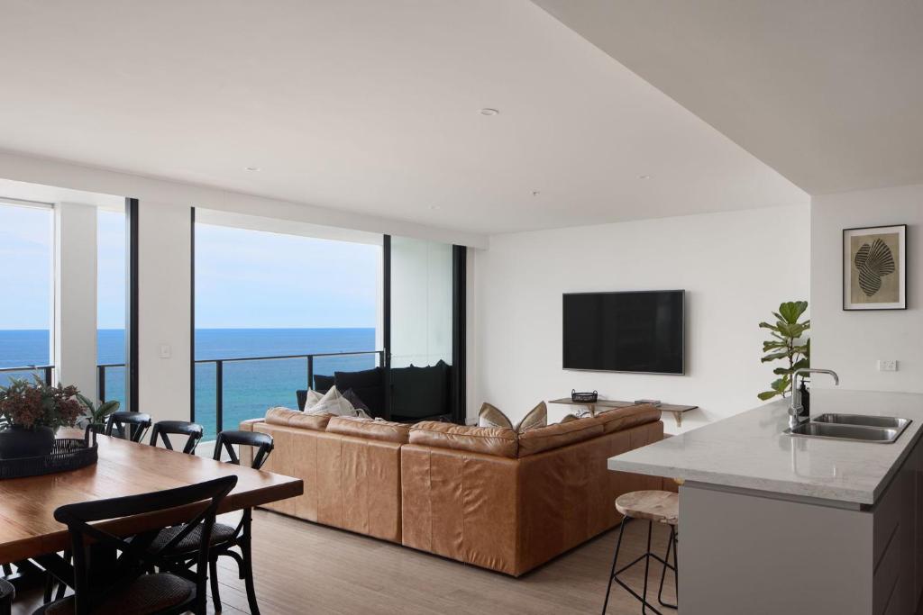 een woonkamer met een bank en een tafel bij The Outlook - 2 bed option in Newcastle