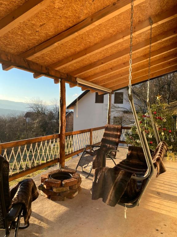 - une terrasse couverte avec une balançoire et des chaises dans l'établissement Villa Golden View TD Sarajevo, 