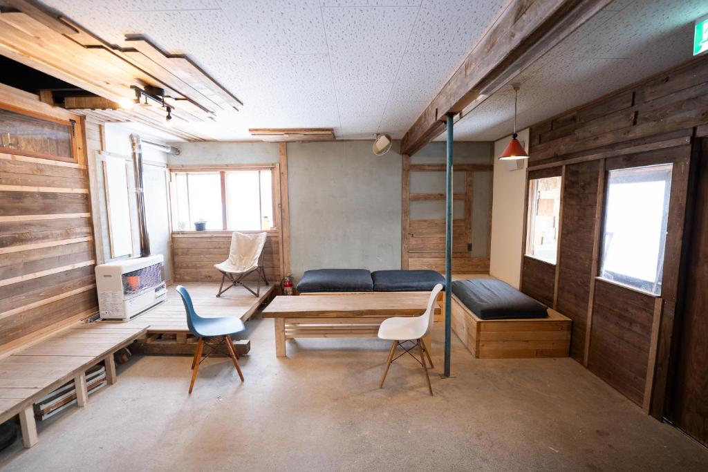 ein Zimmer mit einer Couch, einem Tisch und Stühlen in der Unterkunft ゆらゆら亭 Yura Yura Tei Niseko in Rankoshi