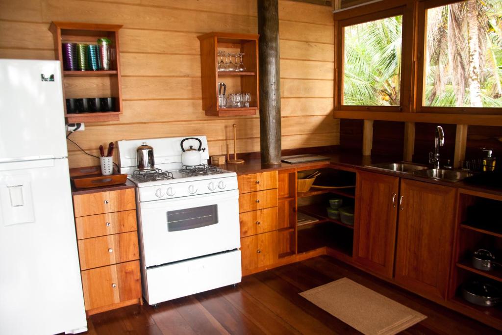 y cocina con fogones blancos y nevera. en Residencia Natural, en Bocas Town