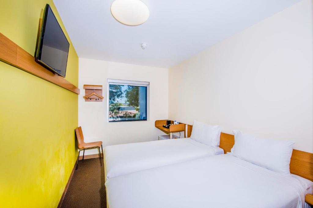 Postel nebo postele na pokoji v ubytování ibis Budget Sydney Olympic Park