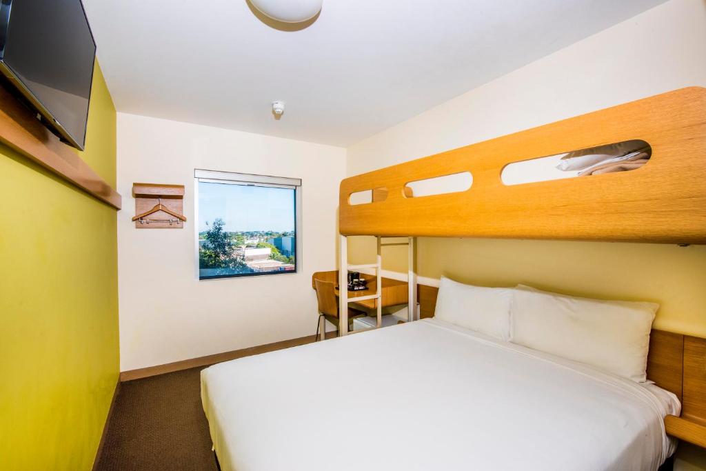 Postel nebo postele na pokoji v ubytování ibis Budget Sydney Olympic Park