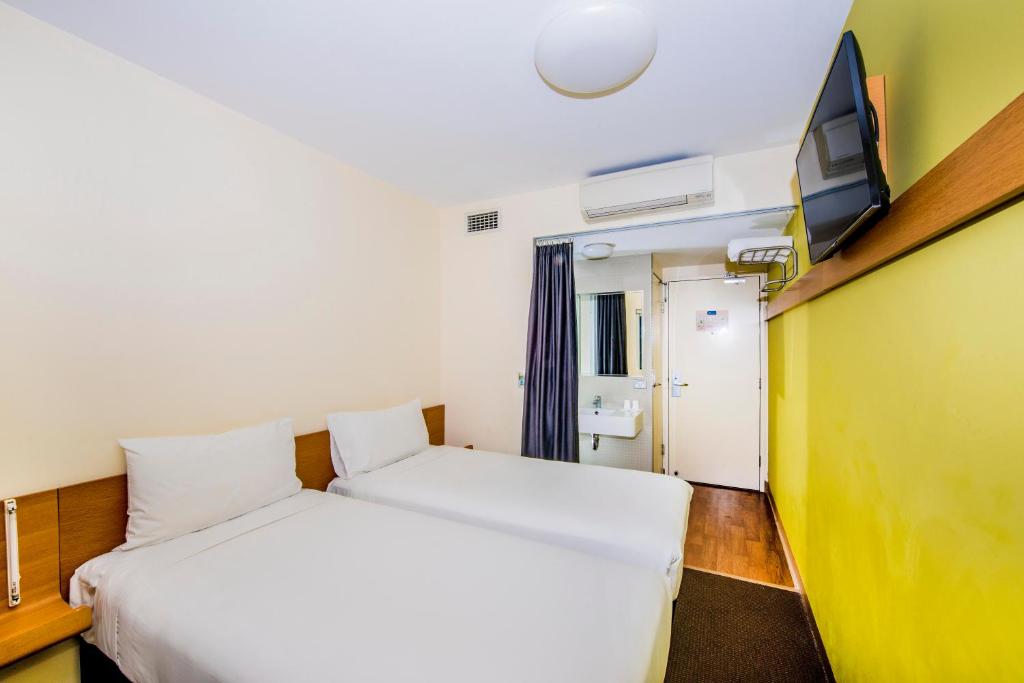 Postel nebo postele na pokoji v ubytování ibis Budget Sydney Olympic Park