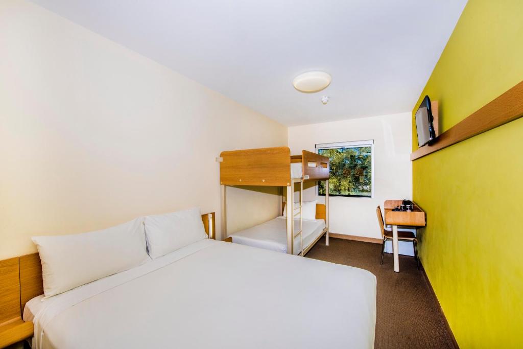Postel nebo postele na pokoji v ubytování ibis Budget Sydney Olympic Park