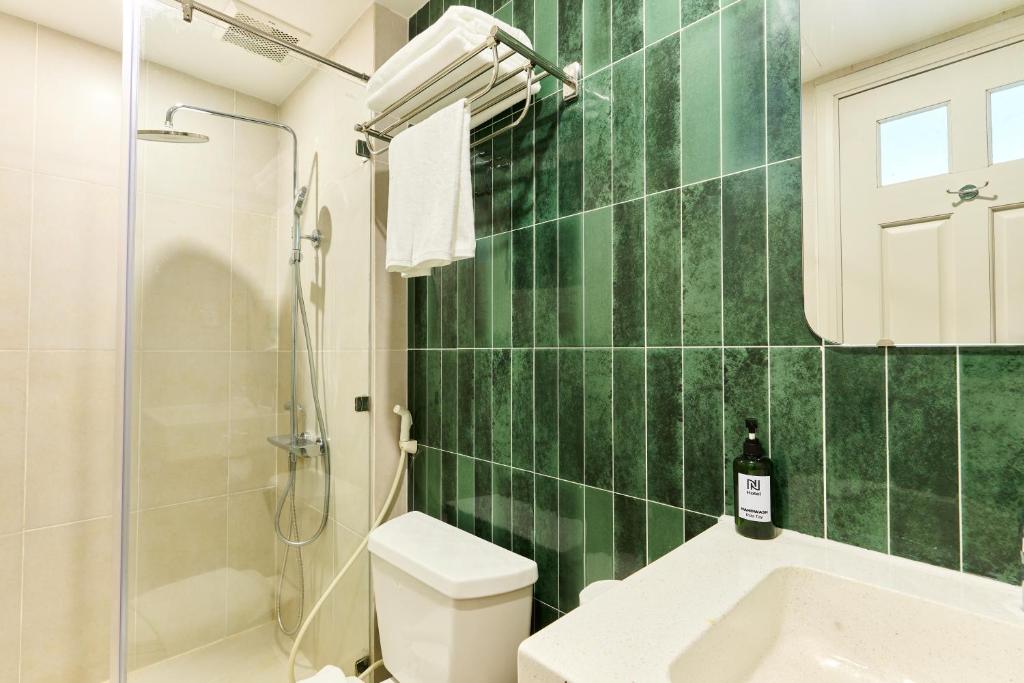 Phòng Deluxe Giường Đôi Có Ban Công