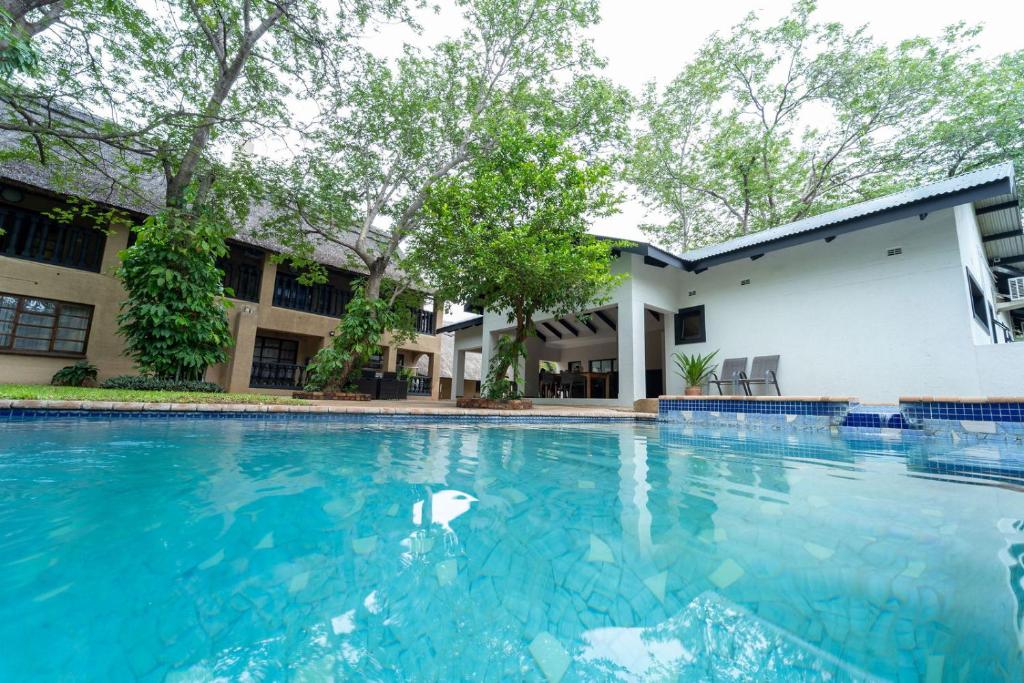 Swimmingpoolen hos eller tæt på Mopani Lodge Victoria Falls
