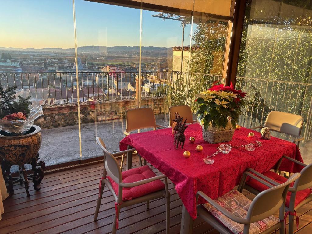 een tafel met een rode tafelkleed op een balkon bij B&B ALLE SCALETTE in Trissino