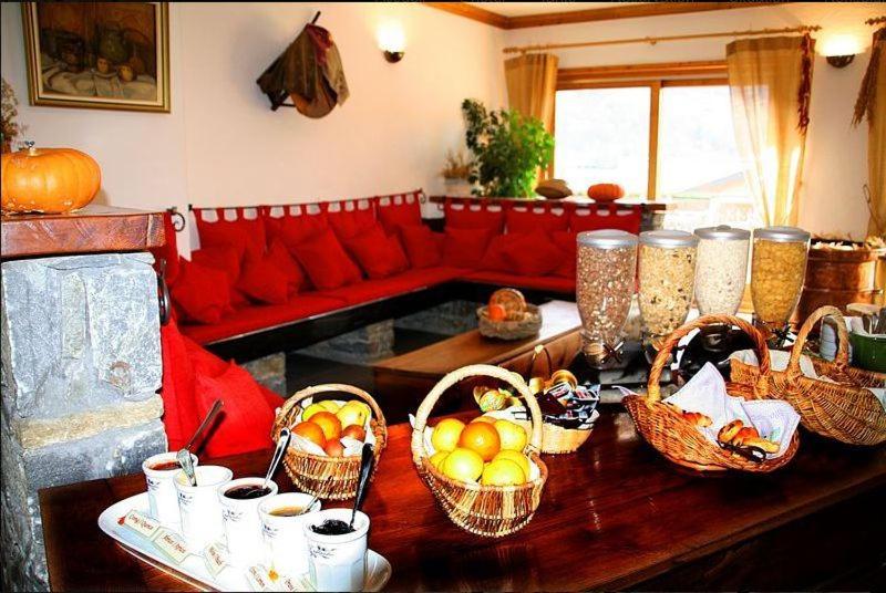 a living room with baskets of fruit on a table at Hotel Autantic in Bourg-Saint-Maurice