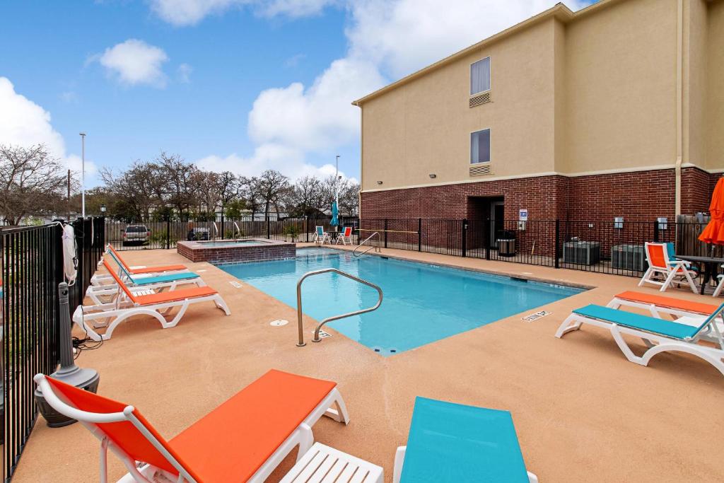 Swimmingpoolen hos eller tæt på Comfort Inn & Suites Fredericksburg
