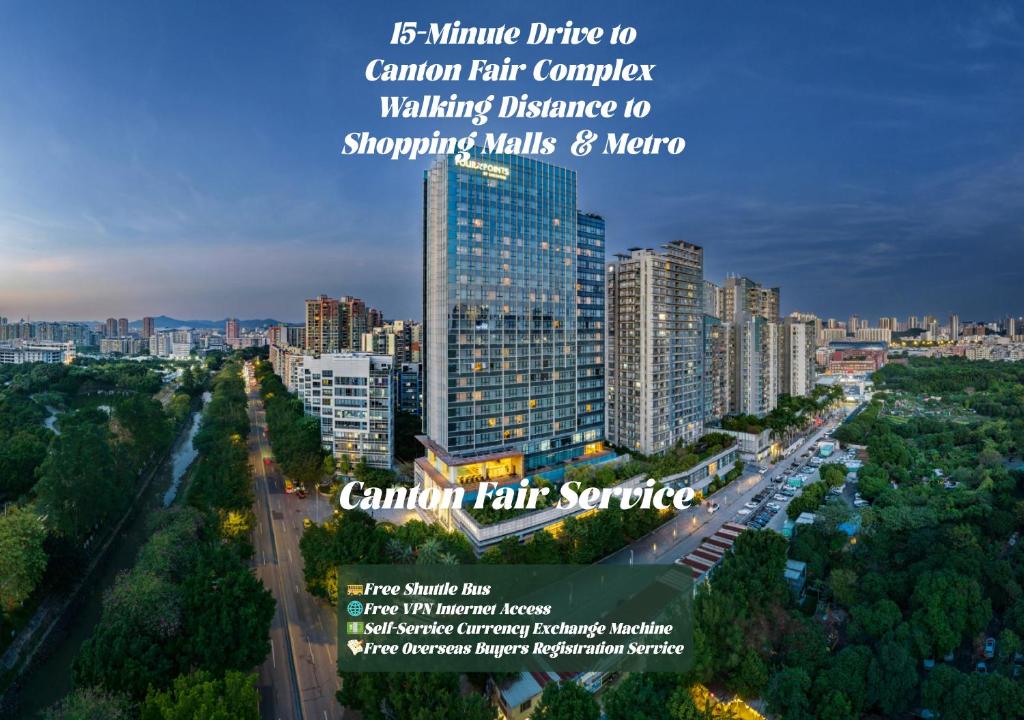 ein Flyer für einen kanadischen Messekomplex mit einer Stadt in der Unterkunft Four Points by Sheraton Guangzhou Financial City, Tianhe in Guangzhou