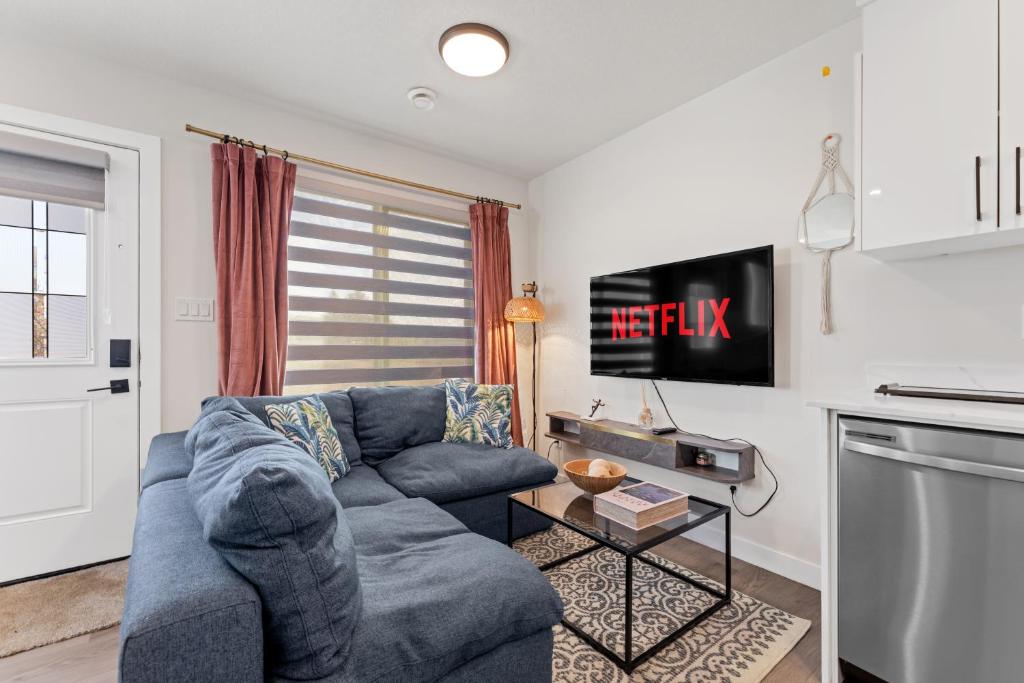 Zona d'estar a Modern garden suite with parking