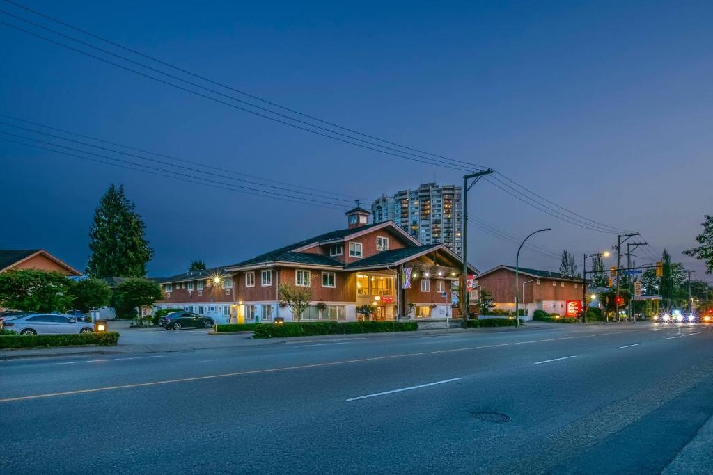 een stadsstraat met huizen en een hoog gebouw bij Econo Lodge Inn & Suites in North Vancouver