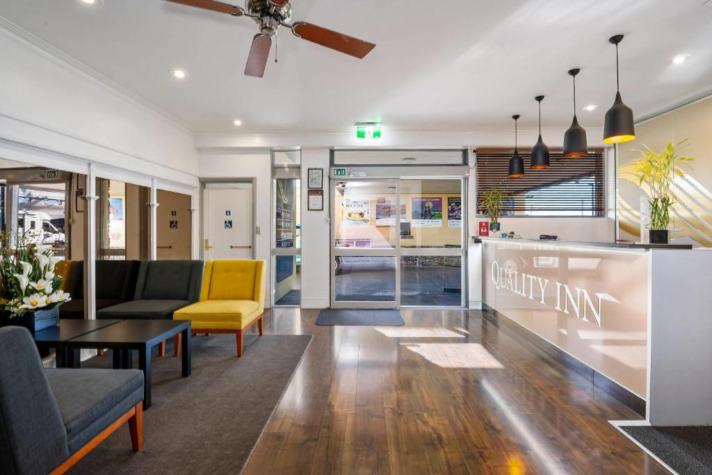 un hall d'un magasin avec des canapés et une table dans l'établissement Quality Inn Napier, à Napier