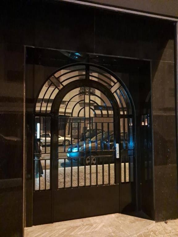 een poort in een gebouw met een bus erachter bij Baya Residentie in Temara