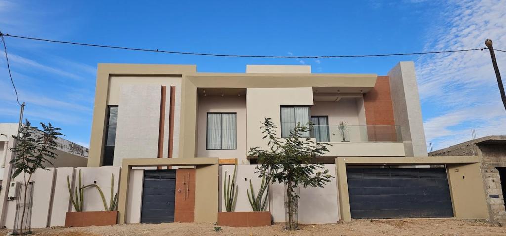 een huis met twee garagedeuren ervoor bij Exceptional villa with pool in Sendou in Siendou