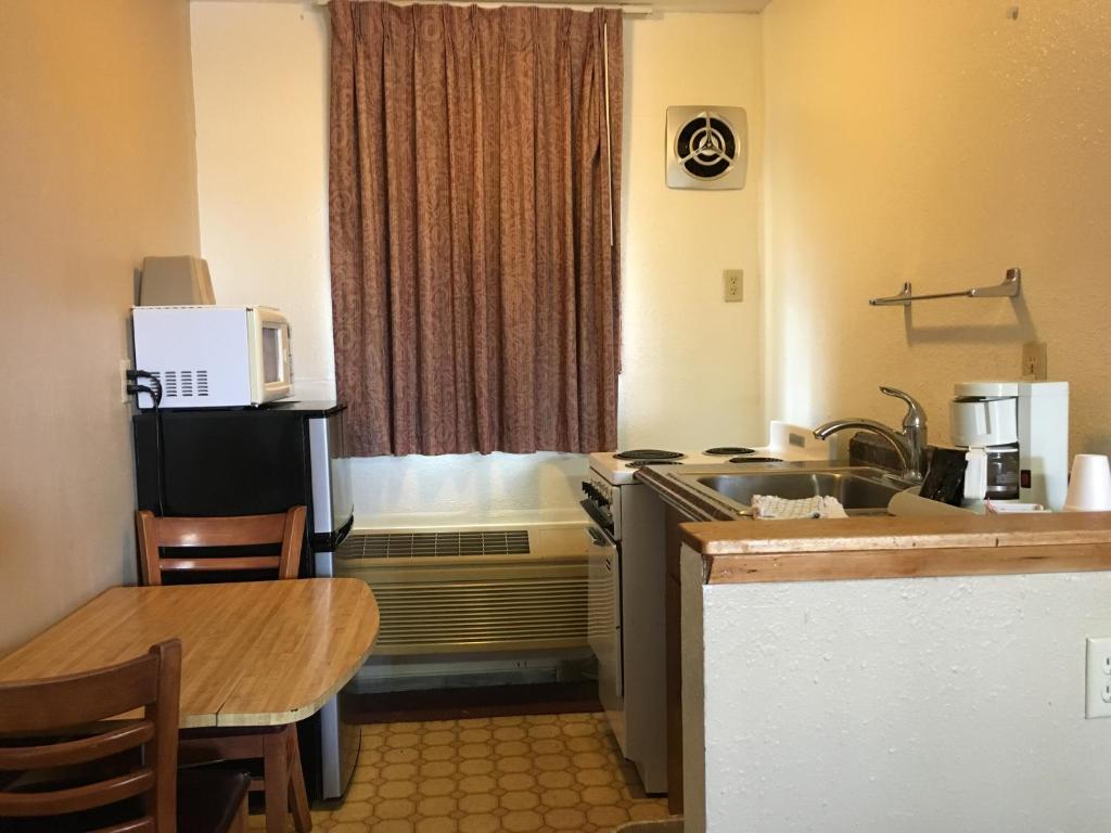 Kuchyň nebo kuchyňský kout v ubytování Umatilla Inn & Suites