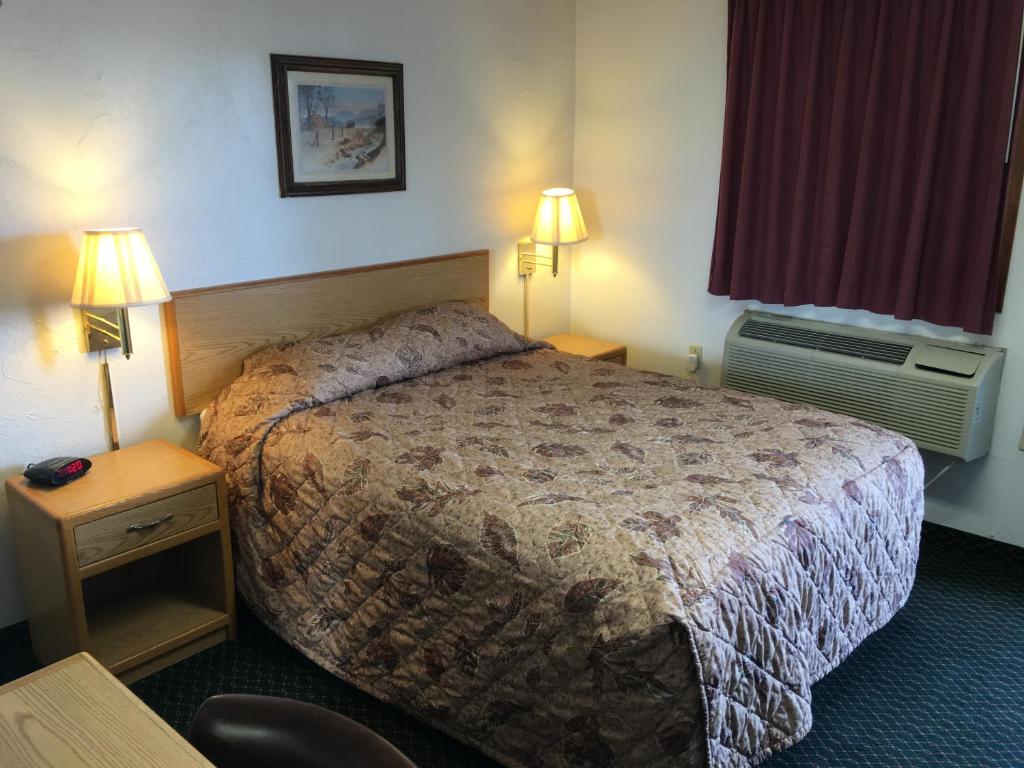 Postel nebo postele na pokoji v ubytování Umatilla Inn & Suites