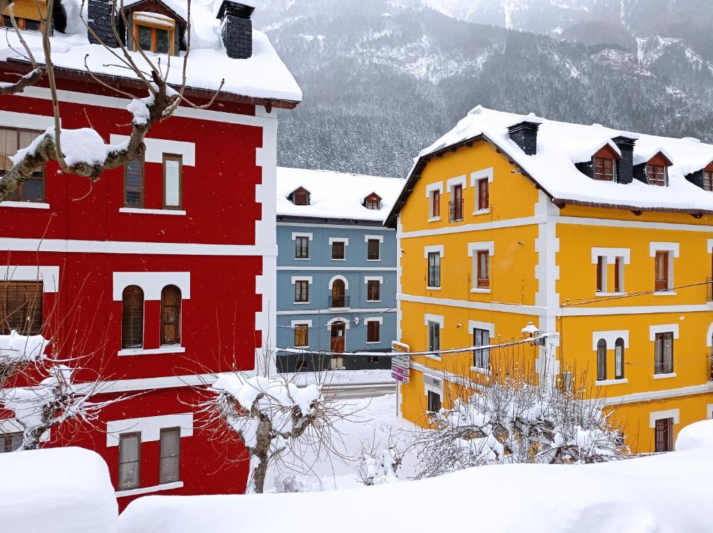 FANTASTICO - 70m - REFORMADO- VISTAS A LA MONTAÑA - Wifi - Acceso Trastero junto a Parking v zimě