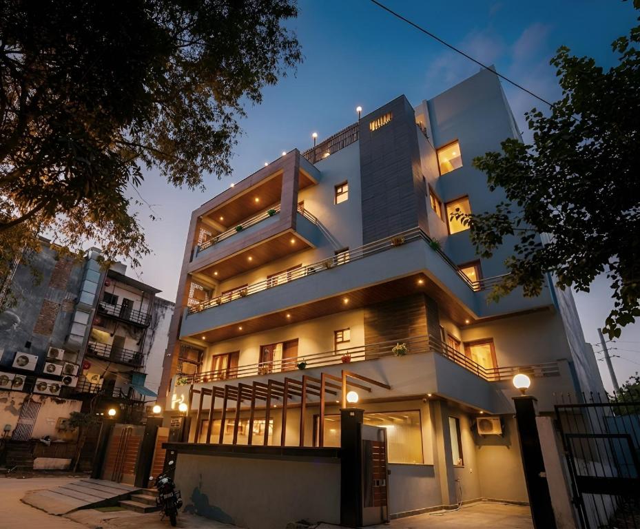 un grande edificio bianco con luci di Haven Hotel Sector 31,Gurugram a Gurgaon