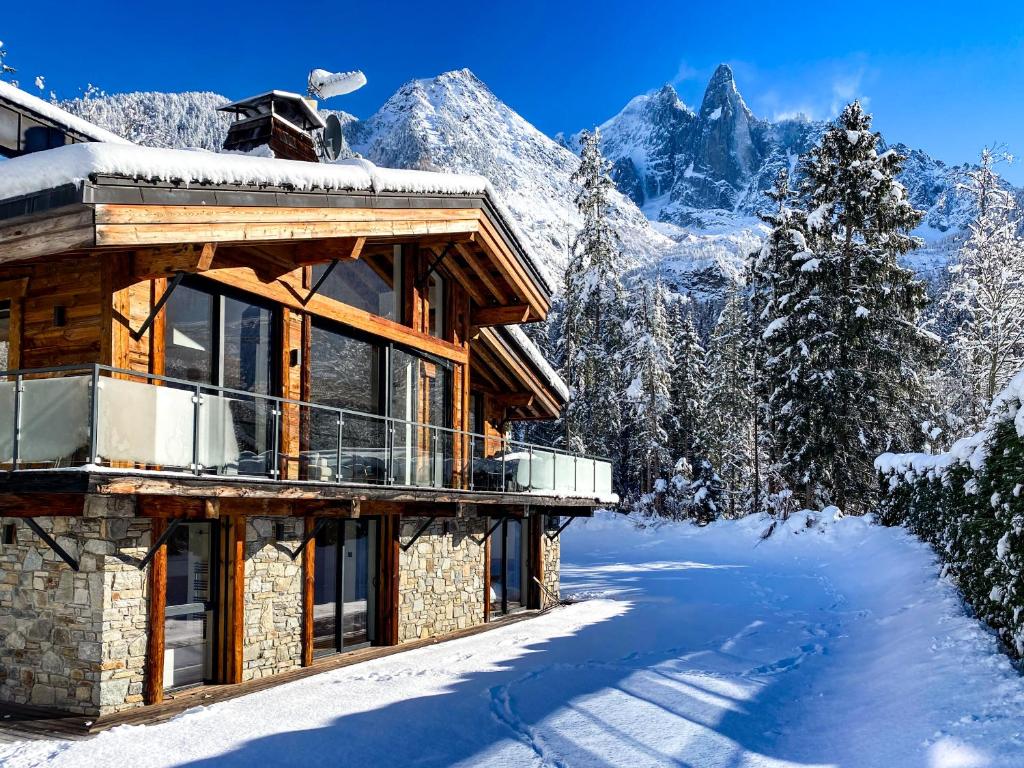 een blokhut in de bergen in de sneeuw bij Black Pearl in Chamonix-Mont-Blanc