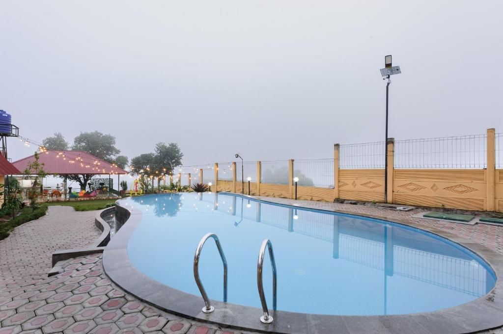 Hồ bơi trong/gần Urbanview Hotel Nerine's Glamping Village Cipanas by RedDoorz