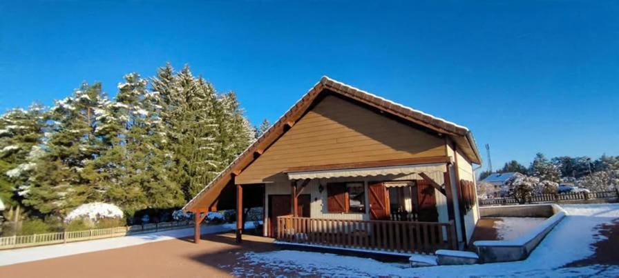 een klein huis met sneeuw op de grond bij Location d'un chalet de vacances in Pont-de-Poitte