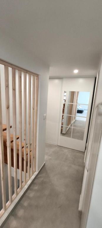 ein Wohnzimmer mit einer Treppe und einem Spiegel in der Unterkunft Magnifique duplex T3 in Breil-sur-Roya