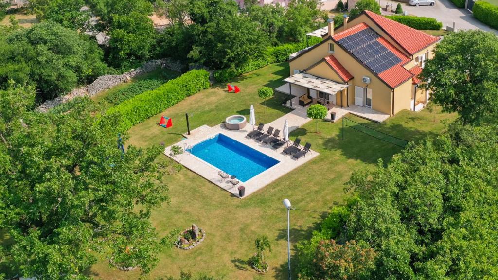 eine Draufsicht auf ein Haus mit Swimmingpool in der Unterkunft Villa Tea - Makarska by Villas Guide in Gornji Vinjani