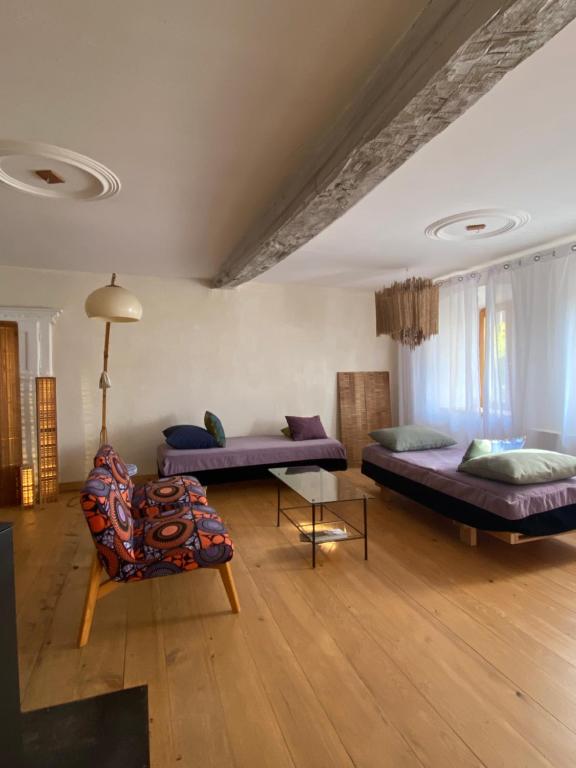 ein Wohnzimmer mit zwei Betten und einer Couch in der Unterkunft Gite des 2 églises in Tieffenbach