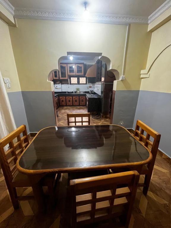 een eetkamer met een tafel en stoelen bij Amelie Apartments and Stay Inn in Pokhara