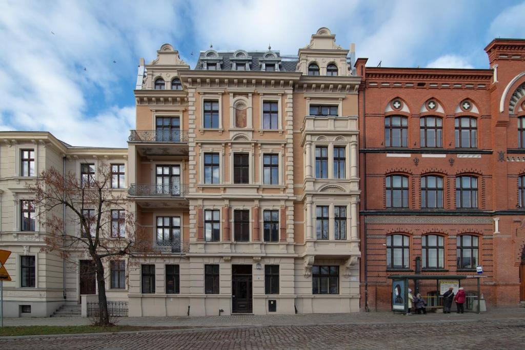 ein Wohnhaus im Zentrum einer Stadt in der Unterkunft Rosette Residence LOFT Jacuzzi in Toruń