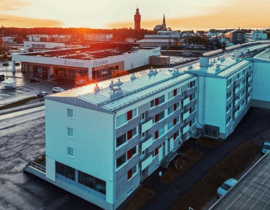 una vista in alto di un edificio con un tramonto sullo sfondo di Amos Coastal Escape Studio - Hanko a Hanko