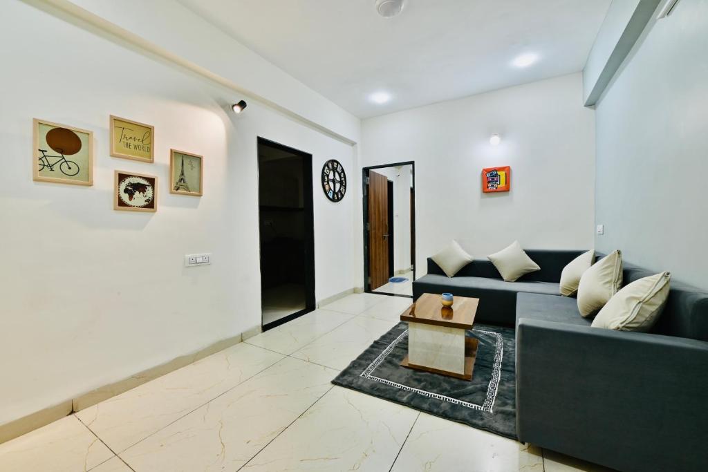 een woonkamer met een bank en een tafel bij One bedroom apartment in Indore