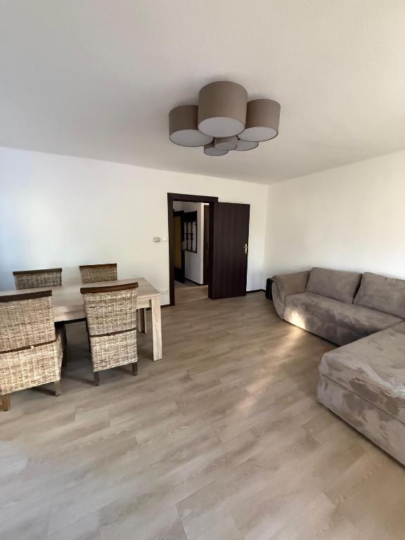 a living room with a couch and a table at Stadt Land Ferienhaus in Falkensee