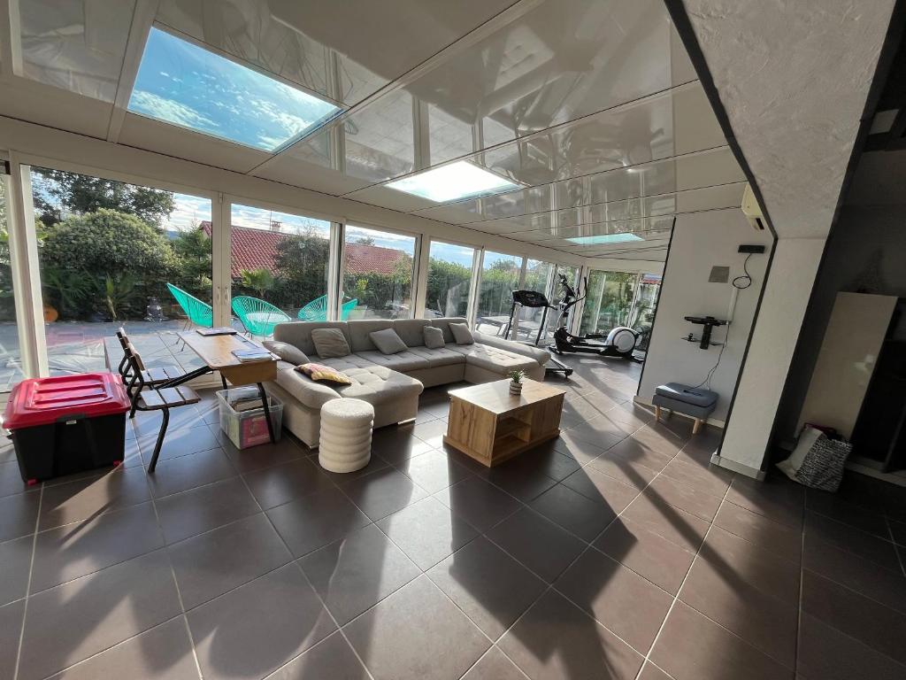 een woonkamer met een bank en een tafel bij Villa Zena in Saint-Bonnet-de-Mure