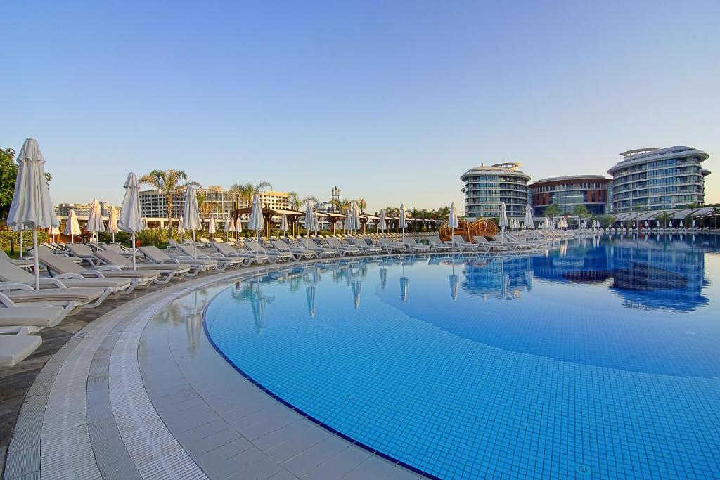 Bazén v ubytování Baia Lara Hotel nebo v jeho okolí