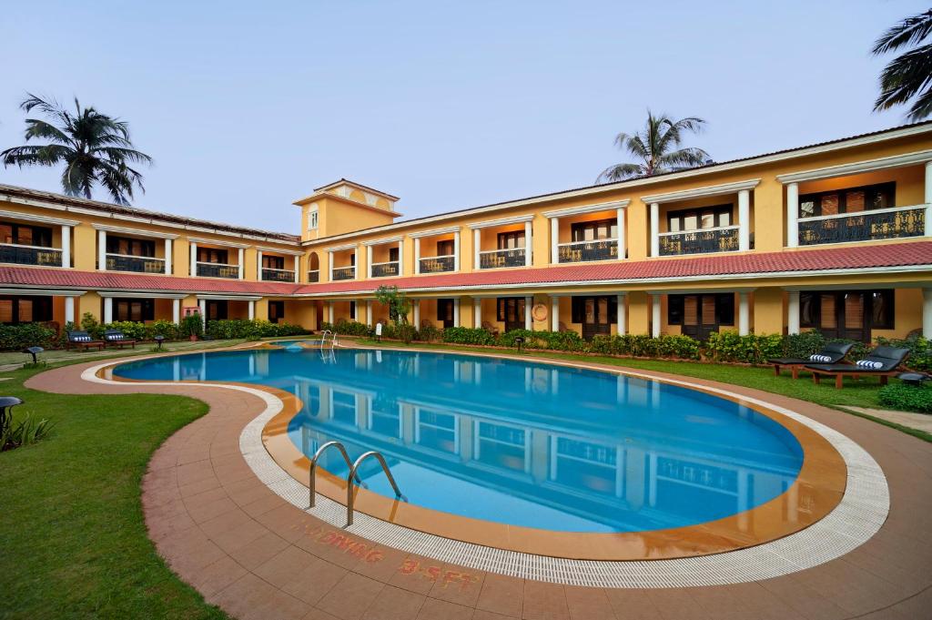 einen Blick nach außen auf ein Resort mit einem großen Pool in der Unterkunft Casa De Goa - Boutique Resort - Calangute in Calangute