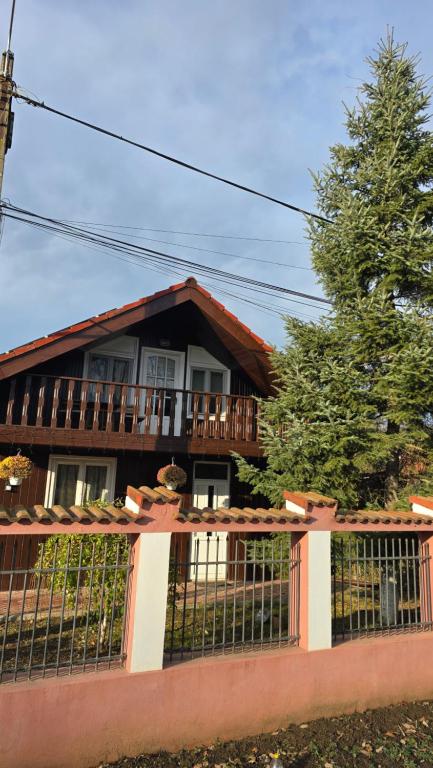 een huis met een hek ervoor bij AVS Snagov Chalet in Snagov