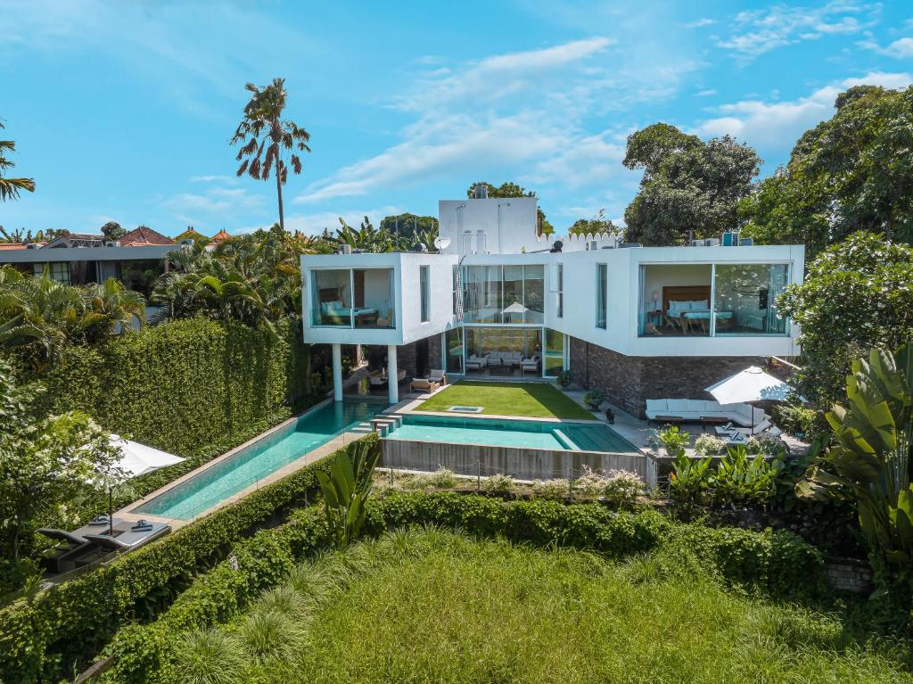 an aerial view of a house with a swimming pool at Villa Ashoka Canggu in Canggu