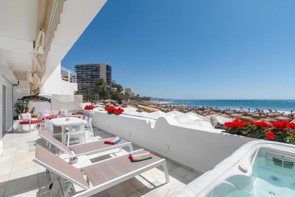 einen Balkon mit Blick auf den Strand in der Unterkunft Superb Large Apartment on the Beach in Marbella