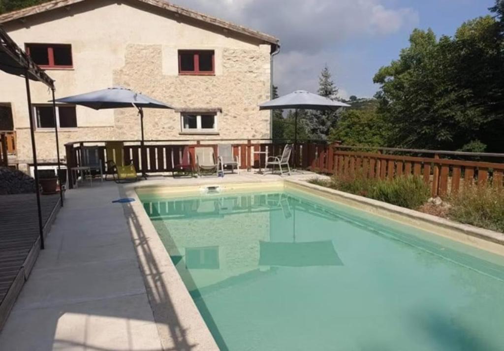 Casa Arnera في Andon: مسبح أمام منزل