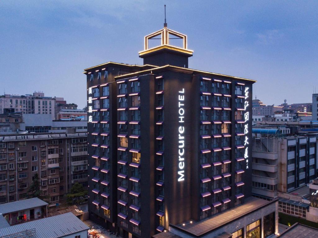 een hoog gebouw met een klokkentoren erop bij Mercure Xi'an Downtown in Xi'an