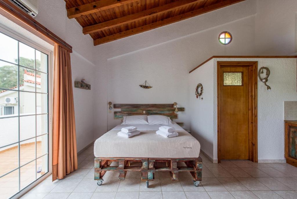 Posteľ alebo postele v izbe v ubytovaní Koroni Village