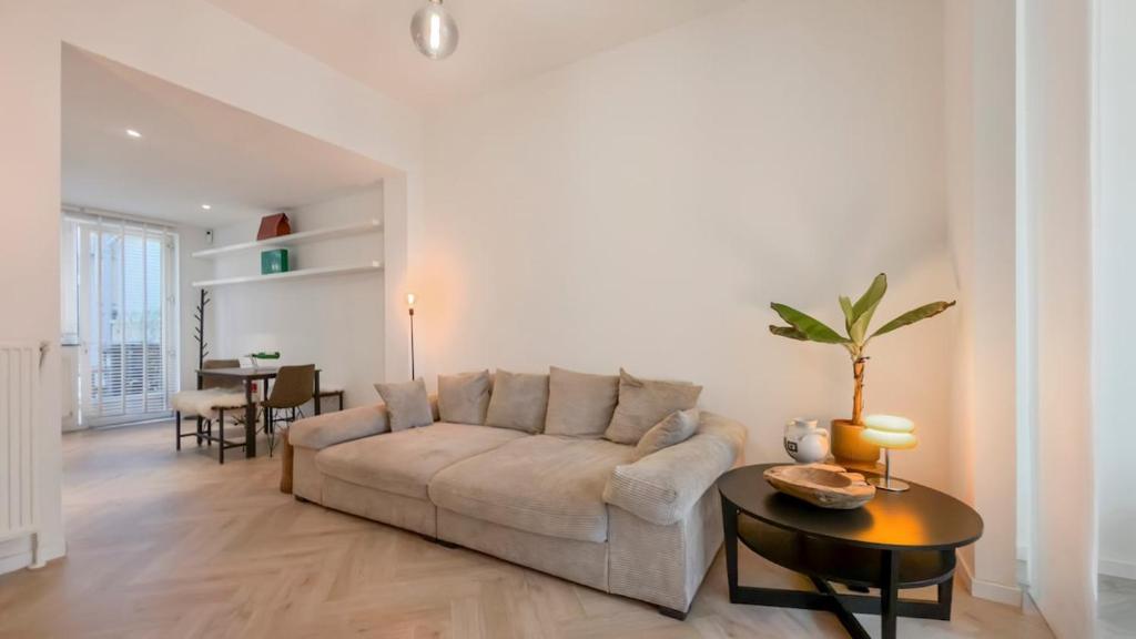 a living room with a couch and a table at Modern apartment near City Centre, Luna CasaMia in Mellet