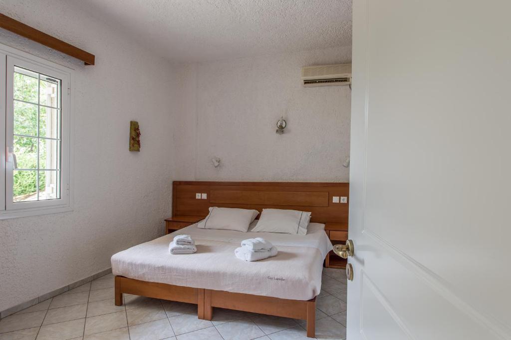 Posteľ alebo postele v izbe v ubytovaní Koroni Village