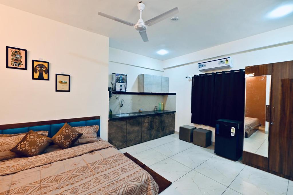 ein Schlafzimmer mit Bett und Deckenventilator in der Unterkunft Cozy 1 RK apartment in Indore