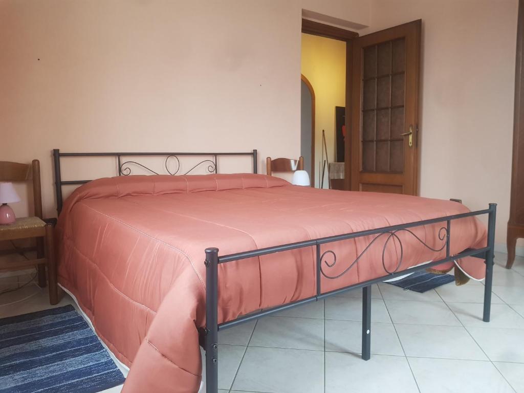 - un lit avec une couette rouge dans l'établissement AL CASTELLO Cengio Alto, à Cengio